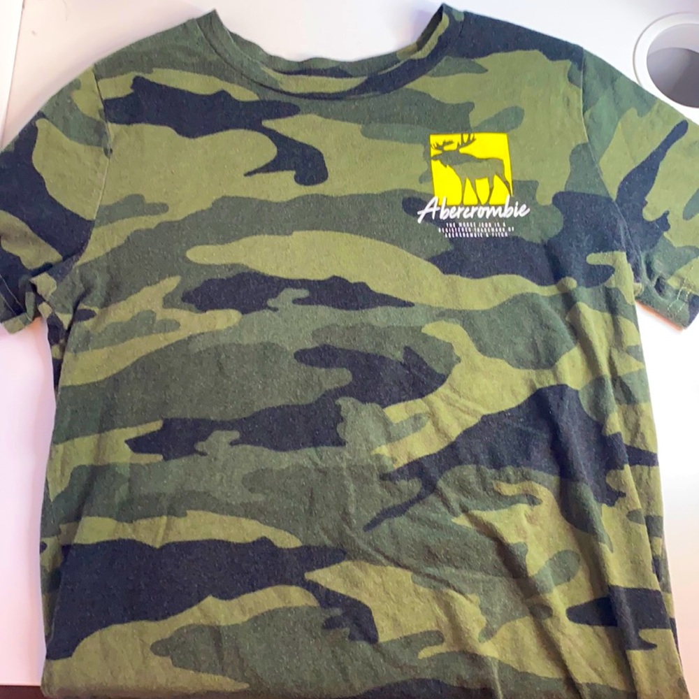 - Camouflage short sleeve shirt-